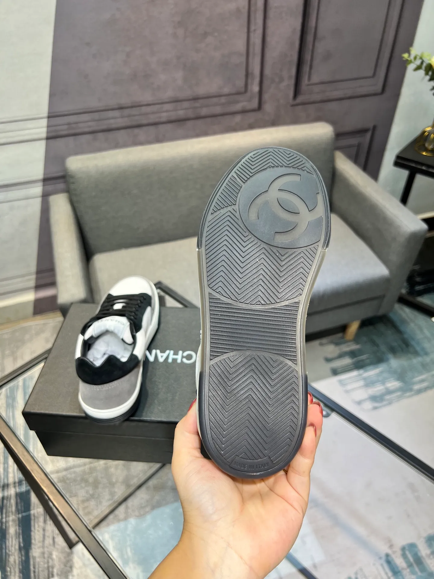 Men's men's shoes 💰620 Exclusive real shot (top version) CHANEL Chanel's new panda sneakers Panda shoes Chanel 2025ss color matching thick-soled casual sports shoes sneakers Counter synchronization The counter is very popular Very difficult to buy a shoe The most popular thick-soled panda shoes on the Internet It is obvious that Xiaoxiang control cannot miss it Simple and versatile white shoes that have both good looks and comfort Thick sole increases height, is super versatile and can be worn with eyes closed😍 Whoever wears it will look better. Upper: calfskin. Lining: imported sheepskin lining. Outsole: TPU original outsole. Size: 35-44 (41 for women, 40 for men, custom made).